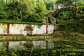 Wasserbecken im Parque da Pena, Naturpark Sintra-Cascais, Lissabon, Portugal