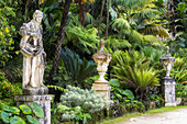 Statuen im Park von Quinta da Regaleira, Naturpark Sintra-Cascais, Lissabon, Portugal