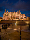  The Cathedral of Palma de Mallorca at night, Palma de Mallorca, Mallorca, Balearic Islands, Mediterranean Sea, Spain 