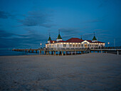  Ahlbeck pier in the evening, Baltic Sea, Usedom Island, Ahlbeck, Mecklenburg-Western Pomerania, East Germany, Germany, Europe 