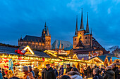  Christmas market in front of the Erfurt Cathedral and the Severikirche on the Domplatz in the old town of Erfurt at dusk, Thuringia, Germany  