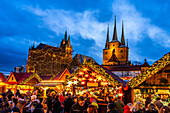  Christmas market in front of the Erfurt Cathedral and the Severikirche on the Domplatz in the old town of Erfurt at dusk, Thuringia, Germany  