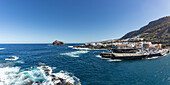  Atlantic coast with offshore island Roque de Garachico in front of the town of Garachico, Tenerife, Canary Islands, Spain, Europe 