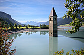 Kirchturm aus dem überfluteten Alt-Graun ragt aus dem Reschensee (Lago di Resia) am Reschenpass, Vinschgau, Südtirol, Italen, Alpen, Europa
