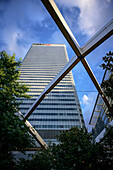 Blick durch Dachkonstruktion des Crossrail Place and Garden zum Bankgebäude der HSBC, Canary Wharf, Docklands, Tower Hamlets, Isle of Dogs,  London, England, Vereinigtes Königreich, UK, Europa, Foster + Partners Architekten