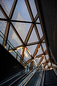 Blick durch Dachkonstruktion des Crossrail Place and Garden zum Bankgebäude der HSBC und der Wirtschaftskanzlei KPMG, Canary Wharf, Docklands, Tower Hamlets, Isle of Dogs,  London, England, Vereinigtes Königreich, UK, Europa, Foster + Partners Architekten