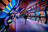 Passanten laufen im futuristischen Lichttunnel zwischen Canary Wharf Station und Crossrail Place, Docklands, Tower Hamlets, Isle of Dogs, London, England, Vereinigtes Königreich, UK, Europa
