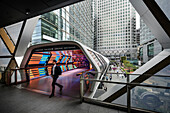 Passanten laufen im futuristischen Lichttunnel zwischen Canary Wharf Station und Crossrail Place, Docklands, Tower Hamlets, Isle of Dogs, London, England, Vereinigtes Königreich, UK, Europa
