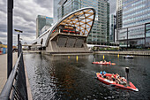 Touristische Boote (BBQ und Whirlpool) am Crossrail Place and Garden, Canary Wharf, Docklands, Tower Hamlets, Isle of Dogs,  London, England, Vereinigtes Königreich, UK, Europa, Foster + Partners Architekten