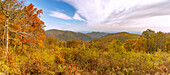  Panoramic view of the Virginia Blue Ridge Mountains from Skyline Drive in Shenandoah National Park, Virginia, USA 