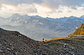 Wanderer auf Bergtour bei Sonnenaufgang, Felbertauern,  Nationalpark Hohe Tauern, Osttirol, Österreich