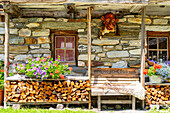  Austria, East Tyrol, Hohe Tauern National Park, Gschlösstal, alpine hut with bench, flowers 