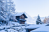 Austria, East Tyrol, Hohe Tauern National Park, Gschlösstal, winter, snow-covered alpine hut 