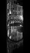 Blick auf venezianische Fassaden mit Brücke bei Nacht an einem Kanal in San Marco, Venedig, Venetien, Italien, Europa