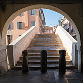 Blick auf eine alte Steinbrücke über den Vena Kanal, Chioggia, Lagune von Venedig, Veneto, Italien, Europa