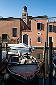 Blick auf den Glockenturm der Kathedrale Santa Maria Assunta, Kathedrale von Chioggia, mit Booten im Vordergrund, Vena Kanal, Chioggia, Lagune, Venetien, Italien