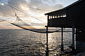 Blick auf die Trabocchi in Sottomarina, im Hintergrund der Strand, Chioggia, Veneto, Italien, Europa