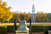 Liberty Bell Replica mit Blick auf Legislativ Hall (Delaware State Capitol) im First State Heritage Park in Dover, Kent County, Delaware, USA