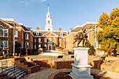 Legislativ Hall (Delaware State Capitol) mit Denkmal Bayonets of the Revolution (Liberty and Independence) im First State Heritage Park in Dover, Kent County, Delaware, USA