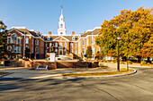 Legislativ Hall (Delaware State Capitol) mit Denkmal Bayonets of the Revolution (Liberty and Independence) im First State Heritage Park in Dover, Kent County, Delaware, USA