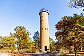 United States Army Fire Control Tower, Standing Guard (Wachturm) im Cape Henlopen State Park  in Lewes, Sussex County, Delaware, USA