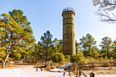 United States Army Fire Control Tower, Standing Guard (Wachturm) im Cape Henlopen State Park  in Lewes, Sussex County, Delaware, USA