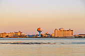 Ocean City mit Wahrzeichen Beach Ball Watertower (Wasserball Wasserturm), Worcester County, Maryland, USA