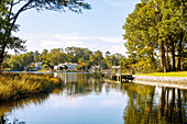 Häuser und Bootsanleger in der Linkhorn Bay in Virginia Beach, Princess Anne County, Virginia, USA