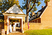  Visitor entrance to the Governor&#39;s Palace at the Colonial Willliamsburg Living History Museum in Williamsburg in the American Historic Triangle, James City County, Virginia, USA 