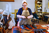 Lederhosenmacher & Schuhmacher (Lederverarbeitung und Schuhmacher) im Living History Museum Colonial Willliamsburg in Williamsburg im American Historic Triangle, James City County, Virginia, USA