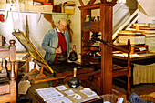  Printer (printing shop) in the Living History Museum Colonial Willliamsburg in Williamsburg in the American Historic Triangle, James City County, Virginia, USA 