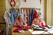 Hutmacher & Mantua Maker, Millinery (Hutmacher & Damenschneider) im Living History Museum Colonial Willliamsburg in Williamsburg im American Historic Triangle, James City County, Virginia, USA