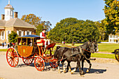  Carriage on Duke of Gloucester Street and Courthouse in the Living History Museum Colonial Willliamsburg in Williamsburg in the American Historic Triangle, James City County, Virginia, USA 