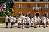 Fife & Drum March vor dem Capitol (Kapitol) im Living History Museum Colonial Willliamsburg in Williamsburg im American Historic Triangle, James City County, Virginia, USA
