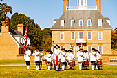 Fife & Drum March auf dem Palace Green vor dem Governor's Palace (Gouverneurspalast) im Living History Museum Colonial Willliamsburg in Williamsburg im American Historic Triangle, James City County, Virginia, USA