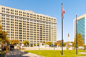 Rodney Square mit Hotel Du Pont (DuPont Building) an der North Market Street und Blick auf First and Central Presbyterian Church in Downtown Wilmington, New Castle County Delaware, USA