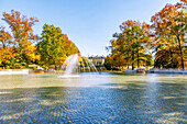 Nemours Estate mit Gartenanlagen und Blick auf Reflecting Pool und Herrenhaus Nemours Mansion bei Wilmington, New Castle County Delaware, USA