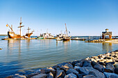  Riverwalk Landing Pier with Schooner Nao Trinidad and Schooner Luna in Historic Yorktown in the American Historic Triangle, York County, Virginia, USA 