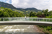 Moderne Rad- und Fußgängerbrücke über den Talferbach vor dem Museum für moderne und zeitgenössische Kunst, Bozen, Südtirol, Italien, Europa