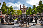 Rembrandt-Denkmal mit Skulpturen der Nachtwache in der niederländischen Hauptstadt Amsterdam, Nordholland, Niederlande