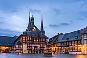 Das Rathaus und der Marktplatz in Wernigerode in der Abenddämmerung, Sachsen-Anhalt, Deutschland 