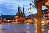 Das Rathaus und der Marktplatz in Wernigerode in der Abenddämmerung, Sachsen-Anhalt, Deutschland 