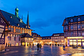 Das Rathaus und der Marktplatz in Wernigerode in der Abenddämmerung, Sachsen-Anhalt, Deutschland 