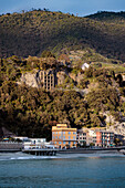 Blick auf Ort und Hügel in Monterosso, Cinque Terre, Provinz La Spezia, Ligurien, Italien