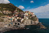 Bunte Häuser auf den Felsen in Manarola, Cinque Terre,  Provinz La Spezia, Ligurien, Italien