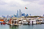 Hafen vor Skyline, Marina Village, Abu Dhabi Island, Emirat Abu Dhabi, Vereinigte Arabischen Emirate (VAE), Naher Osten, Vorderasien