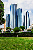 Parkanlage vor Wolkenkratzern, Abu Dhabi Island, Emirat Abu Dhabi, Vereinigte Arabischen Emirate (VAE), Naher Osten, Vorderasien