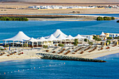 Liegestühle am Strand, Insel Sir Bani Yas, Emirat Abu Dhabi, Vereinigte Arabischen Emirate (VAE), Naher Osten, Vorderasien