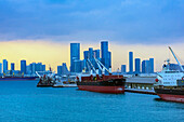 Hafen vor Hochhäusern, Abu Dhabi Island, Emirat Abu Dhabi, Vereinigte Arabischen Emirate (VAE), Naher Osten, Vorderasien