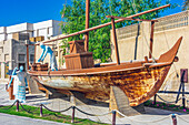Künstler auf altem Holzboot an Land, Ortsteil Al Shandaga, Dubai, Vereinigte Arabische Emirate (VAE), Arabische Halbinsel, Vorderasien